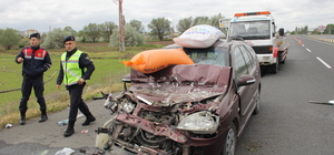 Kayseri'de kamyonet ile otomobilin çarpıştığı kazada 3 kişi yaralandı