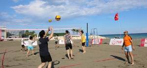 Erdemli'de plaj voleybolu turnuvası başladı 
