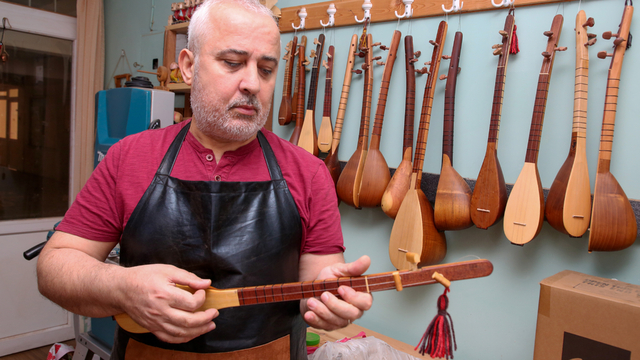 15 metrekarelik atölyesinde ürettiği 3 telli sazları dünyaya pazarlıyor