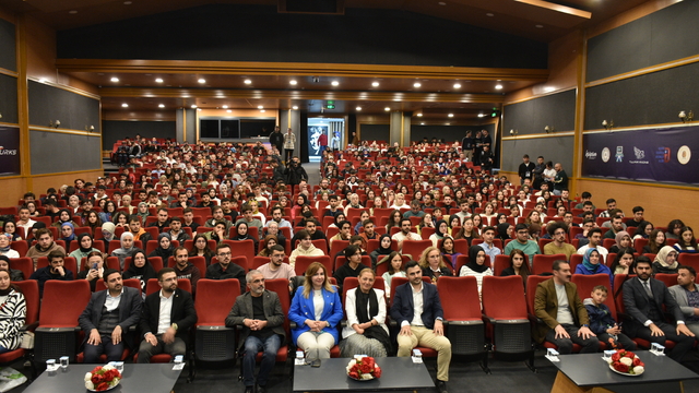 Erzurum'da üniversitelilere "Türkiye'nin Büyük Dil Modeli T3 AI" projesi anlatıldı