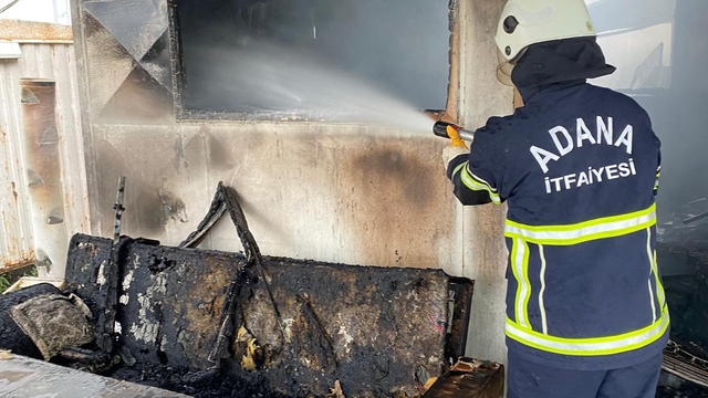 Adana'da barakada çıkan yangın söndürüldü