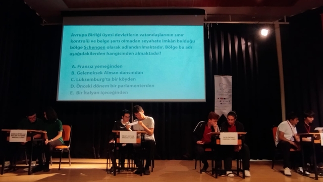 Seferihsar'daki bilgi yarışmasında Nejat Hepkon Anadolu Lisesi birinici oldu