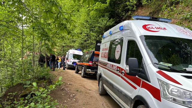 Rize'de uçuruma yuvarlanan otomobildeki 1 kişi öldü, 4 kişi yaralandı
