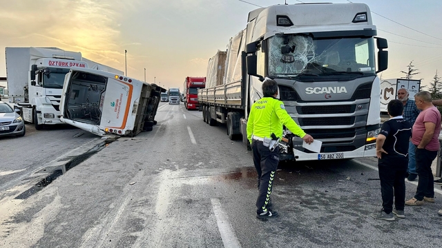 Eskişehir'de iki tır ile belediye otobüsünün karıştığı kazada 7 kişi yaralandı