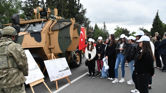 Tekirdağ'da lise öğrencileri, kışlada ağırlandı