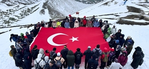 Palandöken'in karlı zirvesinde 19 Mayıs'ı kutladılar