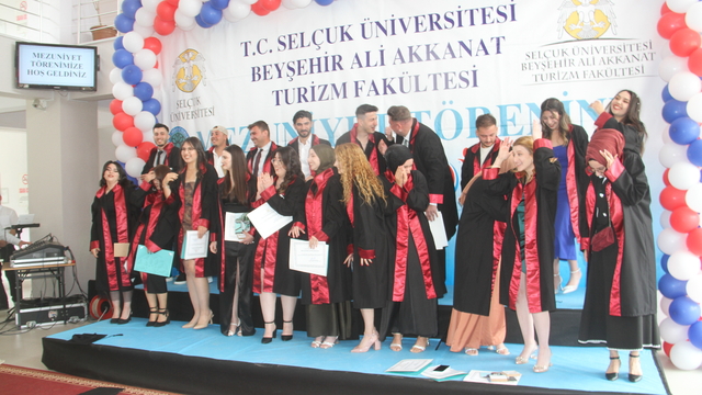 Beyşehir'de Turizm Fakültesi'nde mezuniyet coşkusu