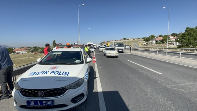 Kayseri'de 5 araç zincirleme kazaya karıştı: 10 yaralı