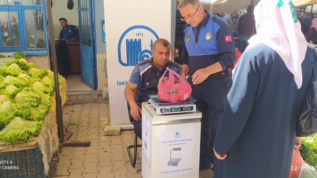 İskilip'te zabıta ekipleri pazar poşetlerinde ağırlık denetimi yapıyor