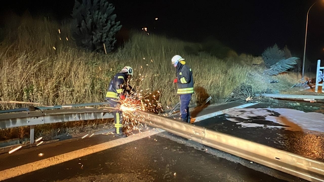 Kocaeli'de devrilen tırın sürücüsü yaralandı
