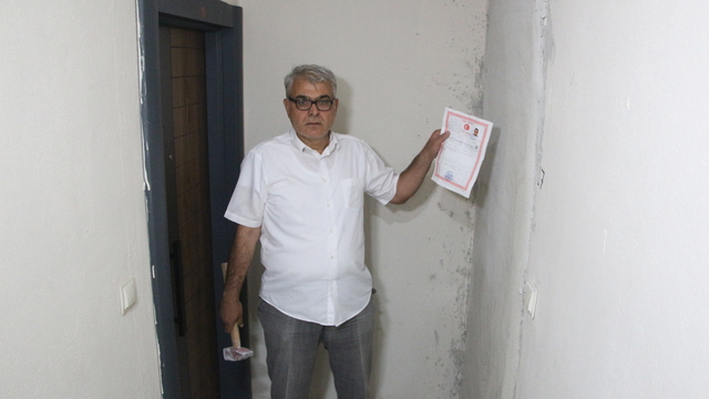 Aldığı dairenin kapısına duvar örüp, saldırıda bulundular