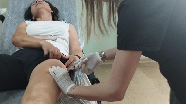Sabah sporu yaparken başıboş köpeklerin saldırısında yaralandı