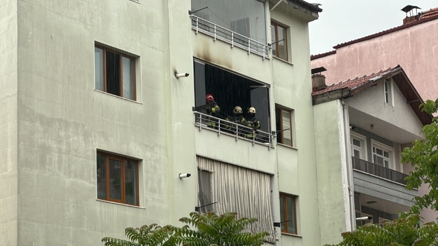 Kocaeli'de yıldırım isabet eden evde çıkan yangın söndürüldü