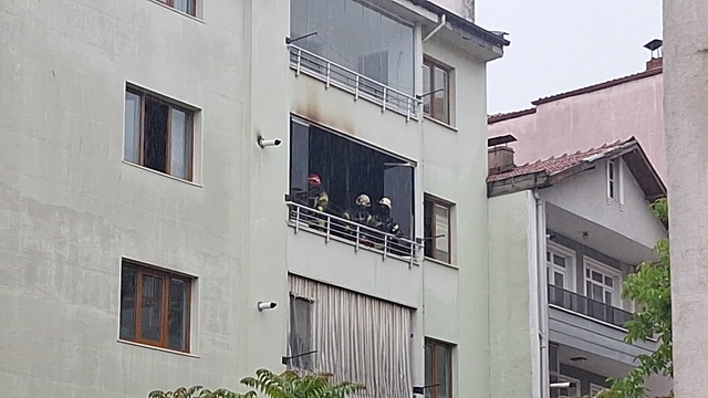3'üncü kat balkonuna yıldırım düştü; yangın çıktı