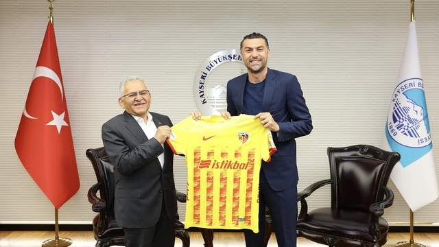 Kayserispor Teknik Direktörü Burak Yılmaz, Başkan Büyükkılıç'ı ziyaret etti