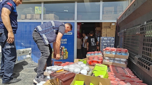 Şanlıurfa'da son kullanma tarihi geçmiş 5 kamyon ürün ele geçirildi