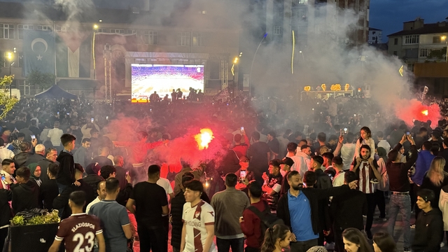TFF 2. Lig'e yükselen Çimentaş Elazığspor'un taraftarları şampiyonluğu kutladı
