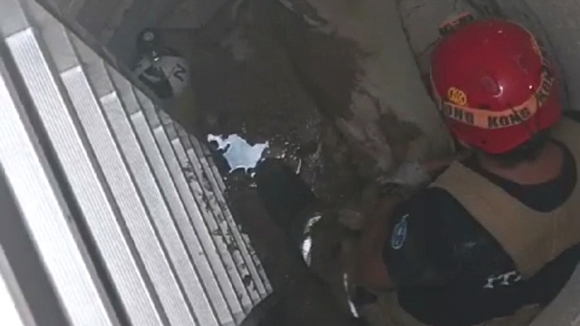 Rögara düşen koçu, itfaiye kurtardı