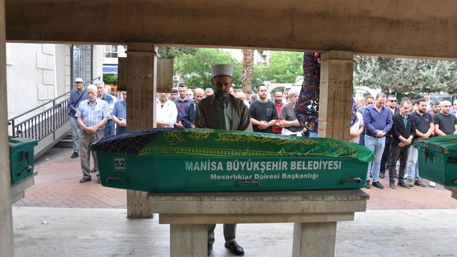 Manisa'da bıçakla öldürülen 3 kişinin cenazesi toprağa verildi