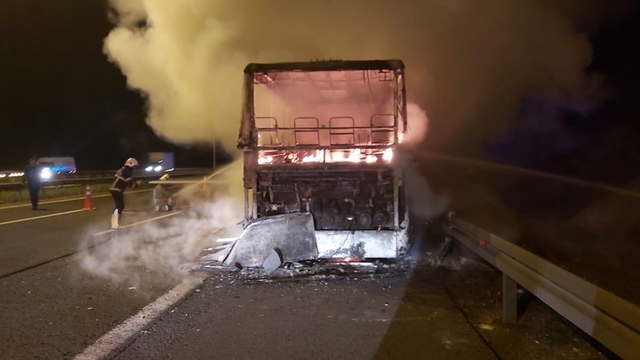 Ankara-Bolu kara yolunda seyir halindeki yolcu otobüsü yandı
