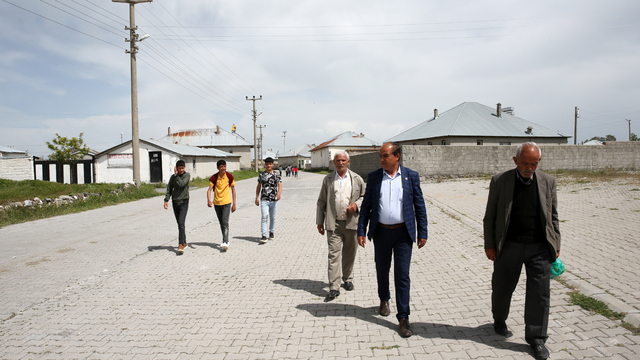 Bitlis'te kuduz nedeniyle ölen çocuğun yakınları sahipsiz köpeklerin toplatılmasını istiyor