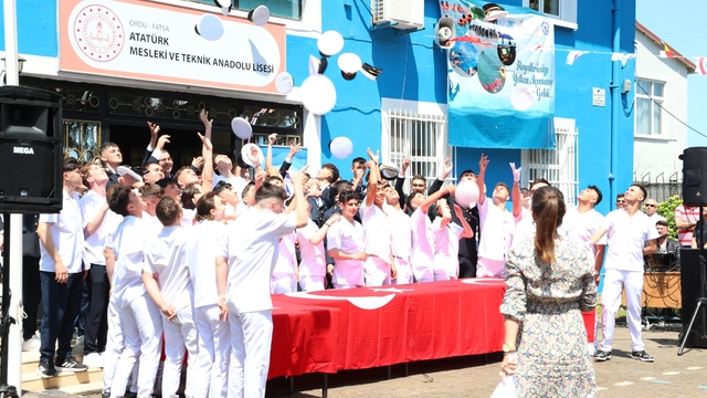 Ordu'da meslek lisesi son sınıf öğrencileri, temsili diplomalarını yüzerek denizden aldı