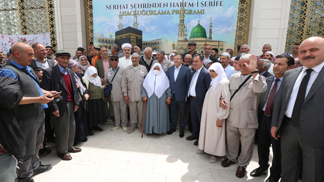 Kars'tan hacı adayları dualarla kutsal topraklara uğurlandı