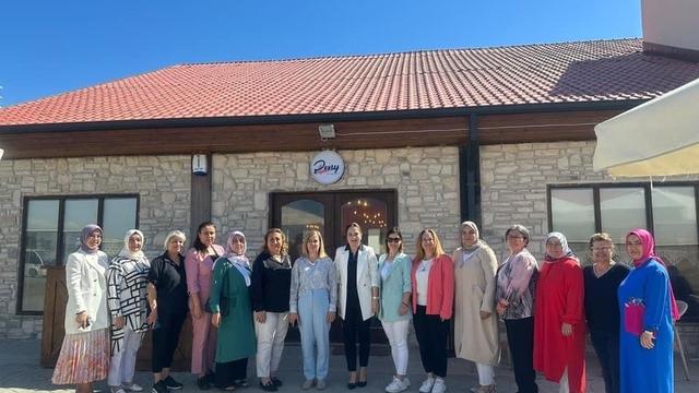 AK Parti'nin İzmir'deki 5 ilçeden kadın kolları başkanları Aliağa'da bir araya geldi