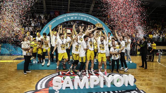 Basketbolda Süper Lig'e yükselen Mersin Büyükşehir Belediyesi kupasını aldı