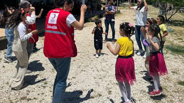 Türk Kızılay gönüllülerinden Hatay'daki öğrencilere kıyafet desteği