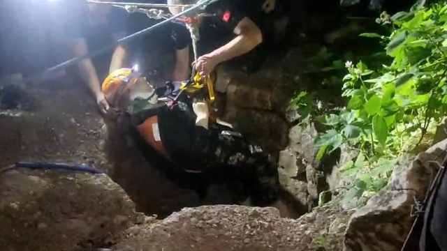 Bastığı tahtanın kırılmasıyla 25 metrelik kuyuya düşen kadın ağır yaralandı