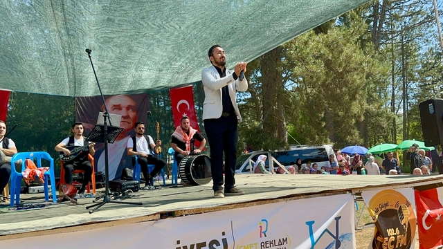 Bağlama sanatçısı Mehmet Yiğit, Simav Gölcük Yaylası'ndaki "Yörük Şenlikleri"nde sahne aldı