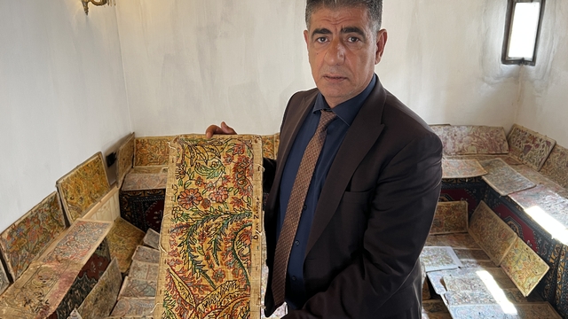 Babasından kalan 80 yıllık halı motiflerini unutturmamak için evinde sergiliyor
