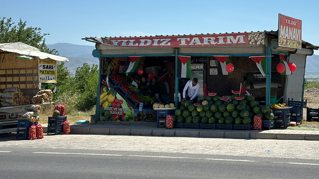 Elazığlı manav karpuz sattığı tezgahı Filistin bayraklarıyla donattı
