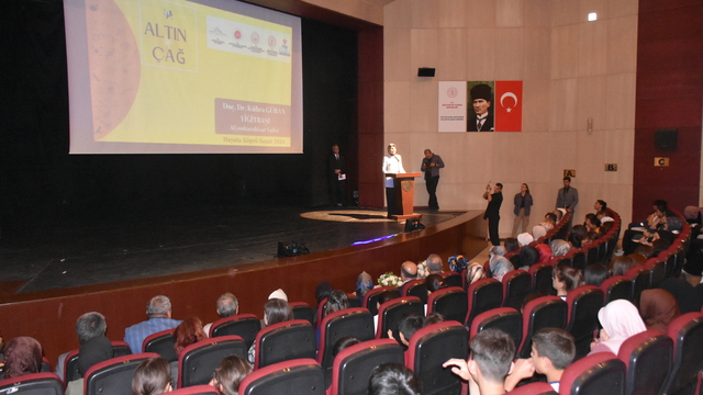 Afyonkarahisar Valisi Yiğitbaşı, "Altın Çağ" tiyatro oyununu izledi