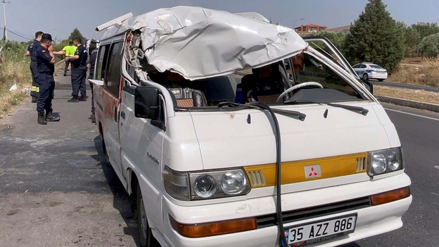 Manisa'da karşı şeride geçen hafif ticari araç, minibüsle çarpıştı: 1 ölü, 5 yaralı