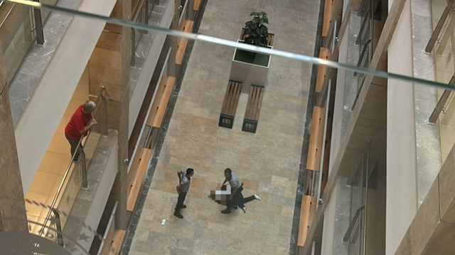 Adliyede eli kelepçeli 3'üncü kattan atlayan şüpheli, öldü - Adana Haberleri