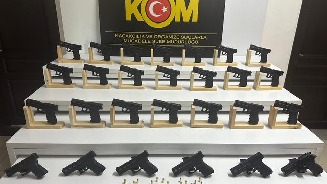 Mersin'de seri numarası silinmiş 27 ruhsatsız Glock, ele geçirildi
