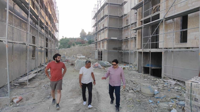 Samandağ Kaymakamı Emre Dündar, toplu konut inşaatını inceledi