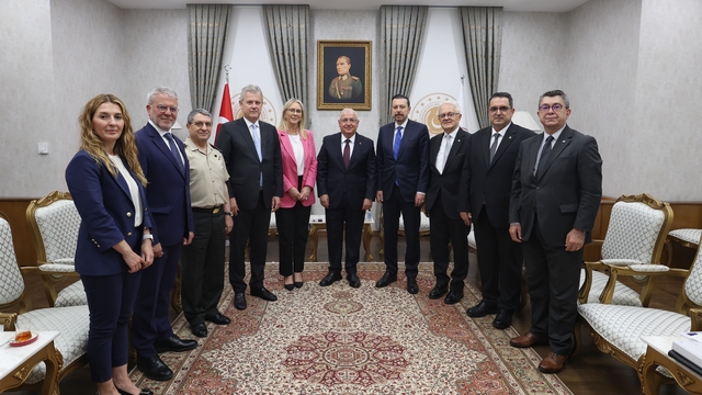 İzmir Ticaret Odası yönetimi, askeri kışla arazisi için Bakan Güler'i ziyaret etti