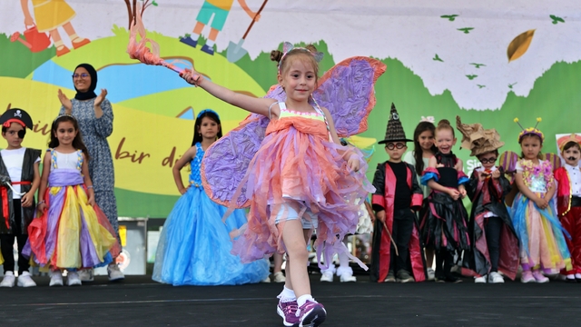 Samsun'da anaokulu öğrencileri, atık malzemelerden tasarlanan kostümlerle defile sundu