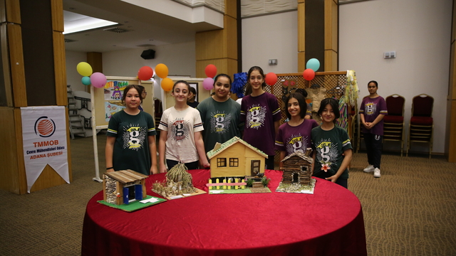 Adana'da Dünya Çevre Günü kapsamında atık malzemelerle yapılan ürünler sergilendi