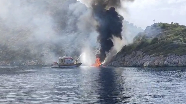 Datça'da yangın çıkan tekne kullanılamaz hale geldi