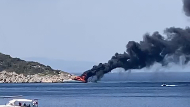 Datça'da seyir halindeki motor yat alev alev yandı; o anlar kamerada
