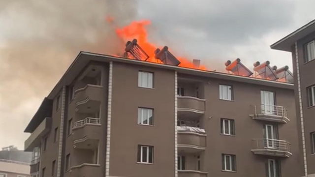 Ağrı'da 6 katlı binanın teras katında ekmek pişirmek için yakılan sobadan sıçrayan kıvılcım yangın çıkardı - Ağrı Haberleri