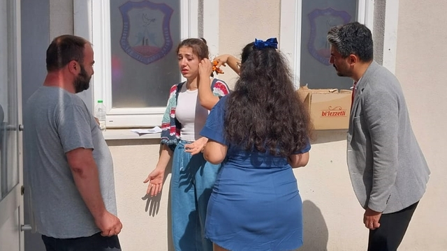 Küpesi kerpetenle kesilen aday sınava son anda girebildi