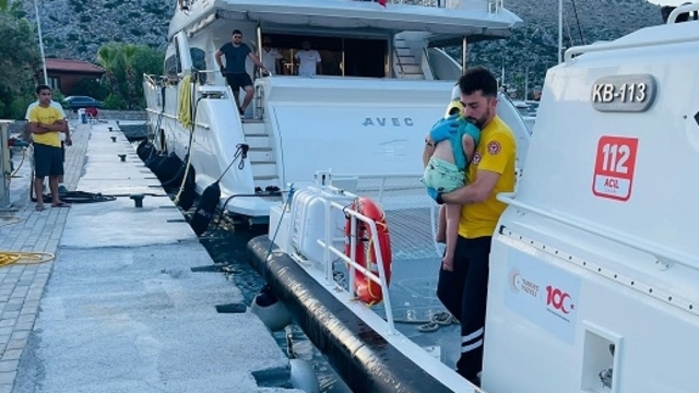 Marmaris açıklarındaki teknede yaralanan çocuğa tıbbi tahliye
