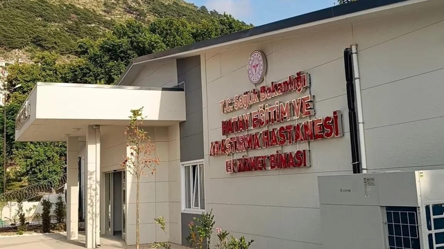Hatay Valisi Masatlı hizmete giren Hatay Eğitim ve Araştırma Hastanesi ek binasını inceledi