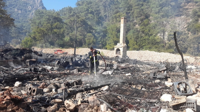 Antalya'da tatil amaçlı kullanılan bungalov evler yandı