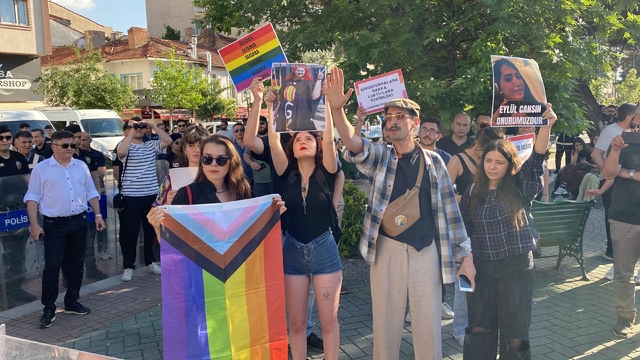 Eskişehir'de LGBT eyleminde gözaltına alınan 4 kişi, adli kontrolle serbest